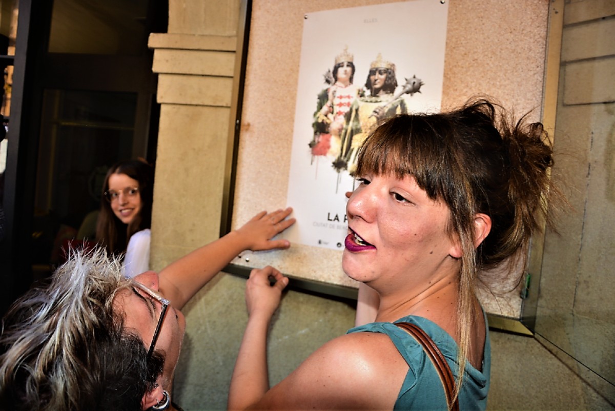 L'alcaldessa Montse Venturós amb la regidora de Patum Mònica Garcia en penjar el cartell als baixos de l'Ajuntament de Berga.