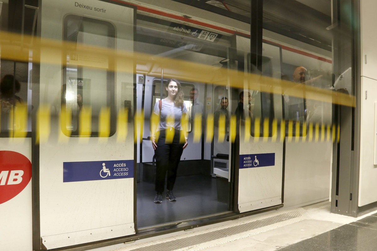 Detingut per llençar una dona a les vies del Metro de Barcelona