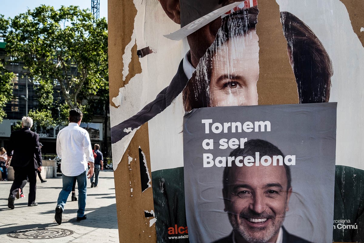 Cartells de Colau i Collboni al centre de Barcelona