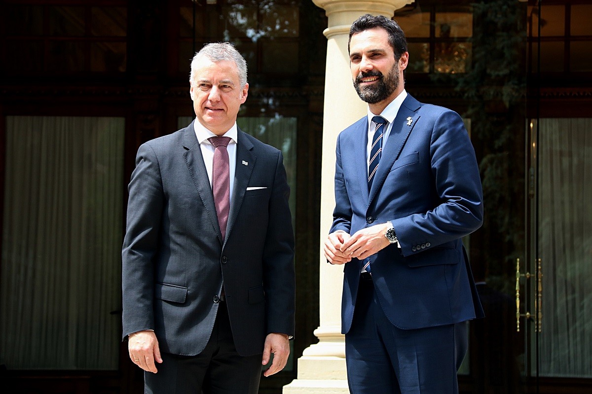 El president del Parlament de Catalunya, Roger Torrent, conversant amb el lehendakari Íñigo Urkullu en una visita a Ajuria Enea
