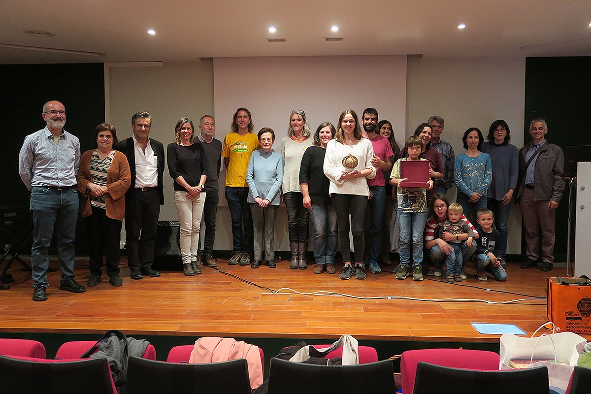 Durant l’entrega del Premi «Natura i Societat» de la Fundació Girbau, amb els representants del projecte premiat, el que ha rebut l’accèssit i de la fundació.