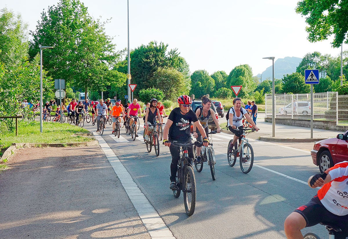 La manifestació ha reunit dotzenes de bicicletes