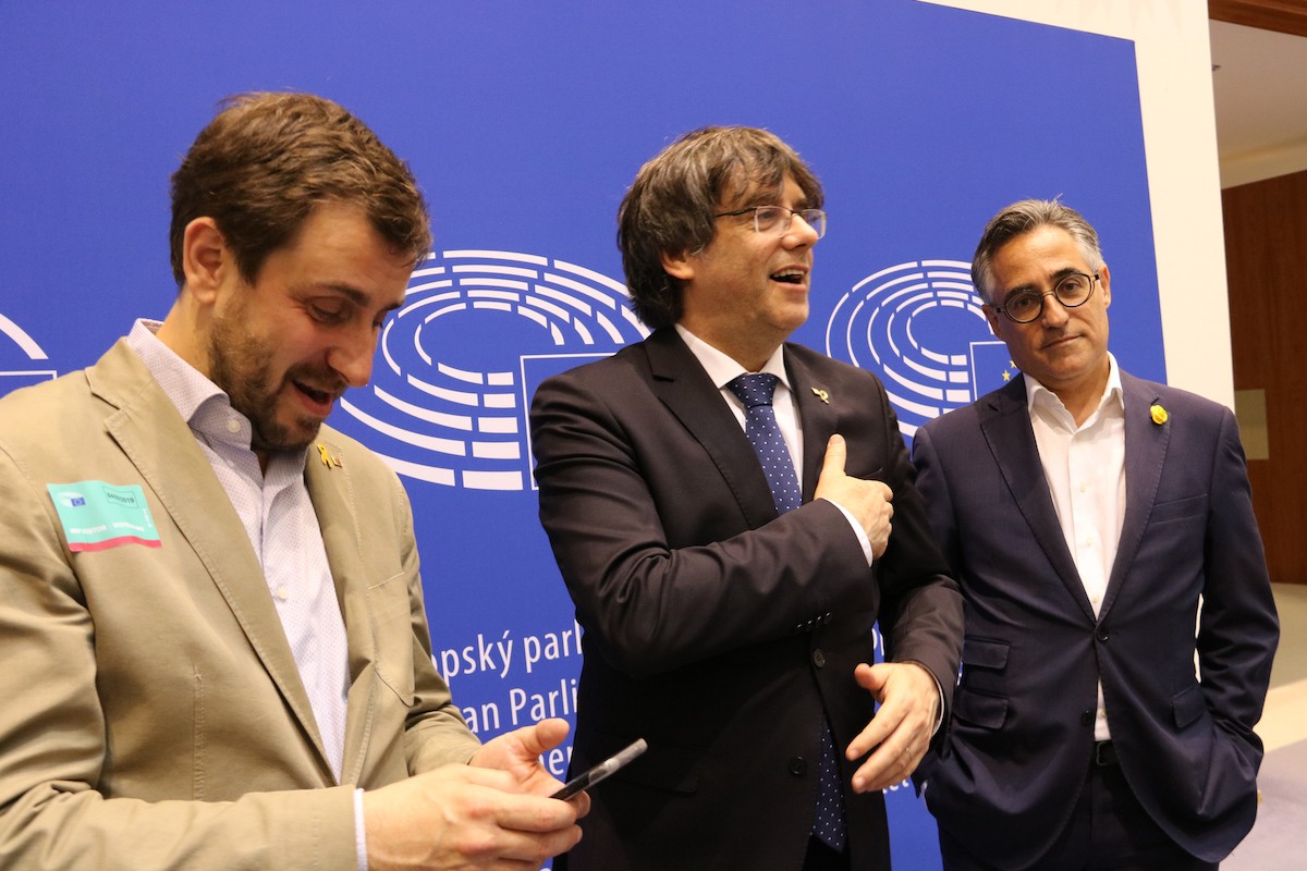 Toni Comín, Carles Puigdemont i Ramon Tremosa, al Parlament Europeu, en una imatge d'arxiu.