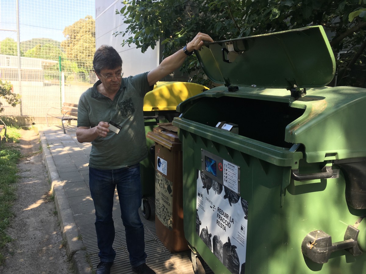 Un usuari practica el reciclatge amb la targeta identificativa