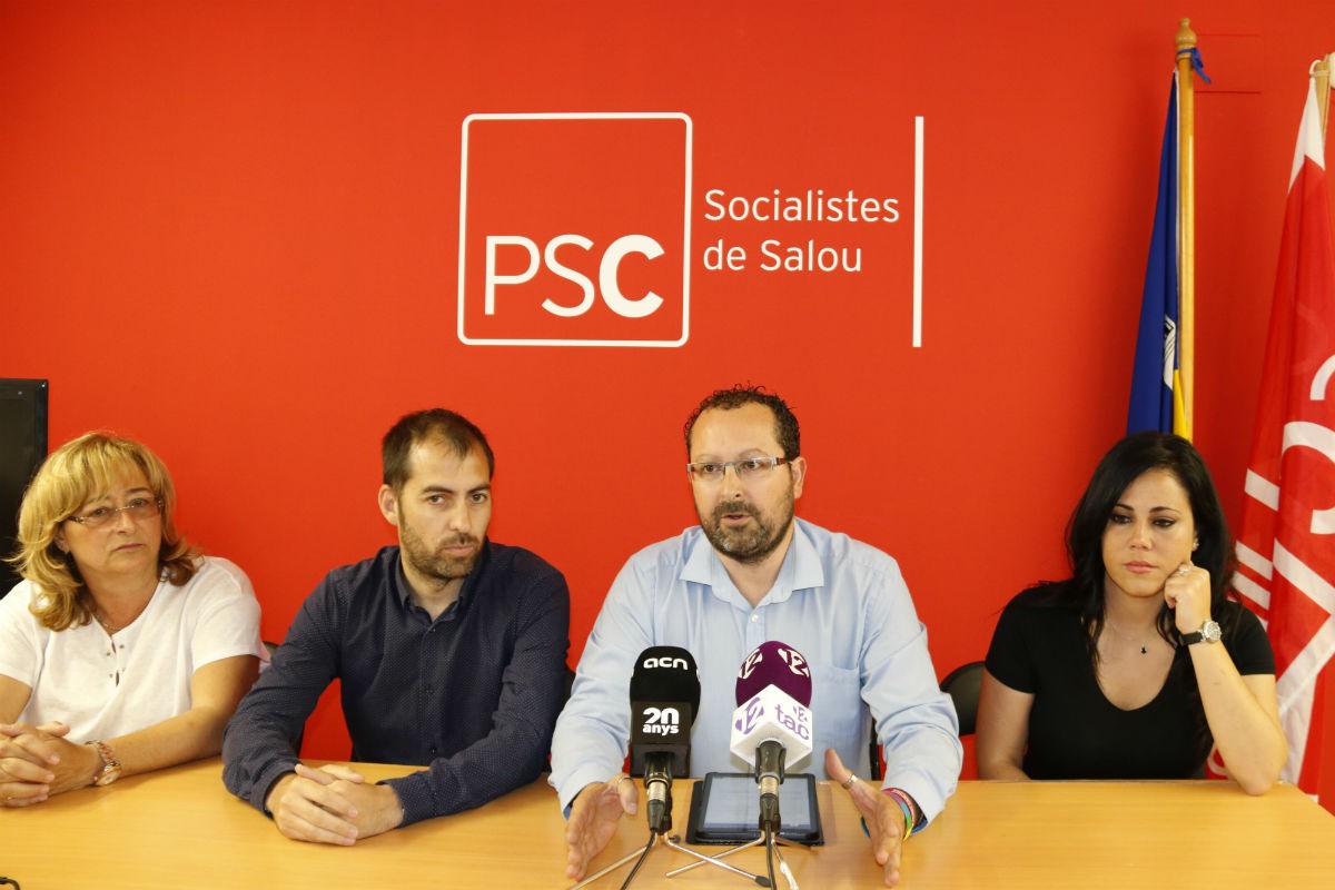 Roda de premsa del PSC de Salou, amb el candidat i portaveu del grup, David González, al centre de la imatge. 