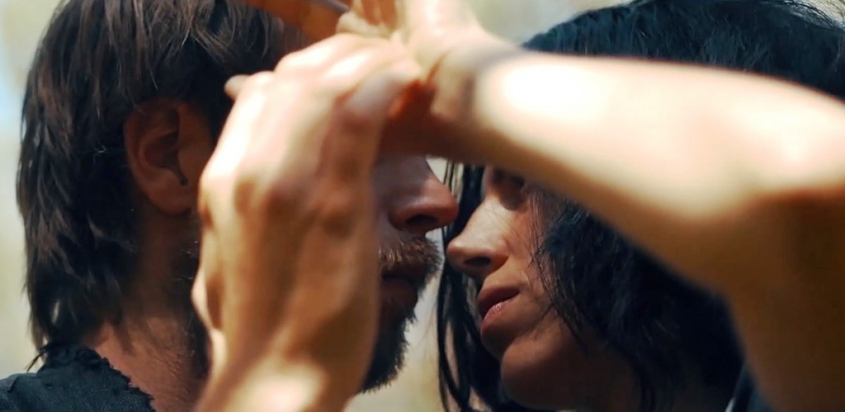 Frame del videoclip 'Les llengües mortes', amb Queralt Jorba i Daniel Joseph Hayes