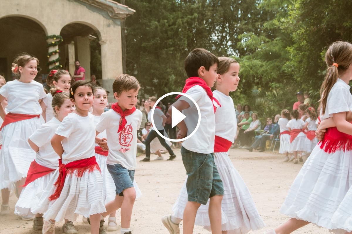 Infants de l'Esbart Dansaire de Rubí han ballat el Ball dels Xatos de Sant Muç
