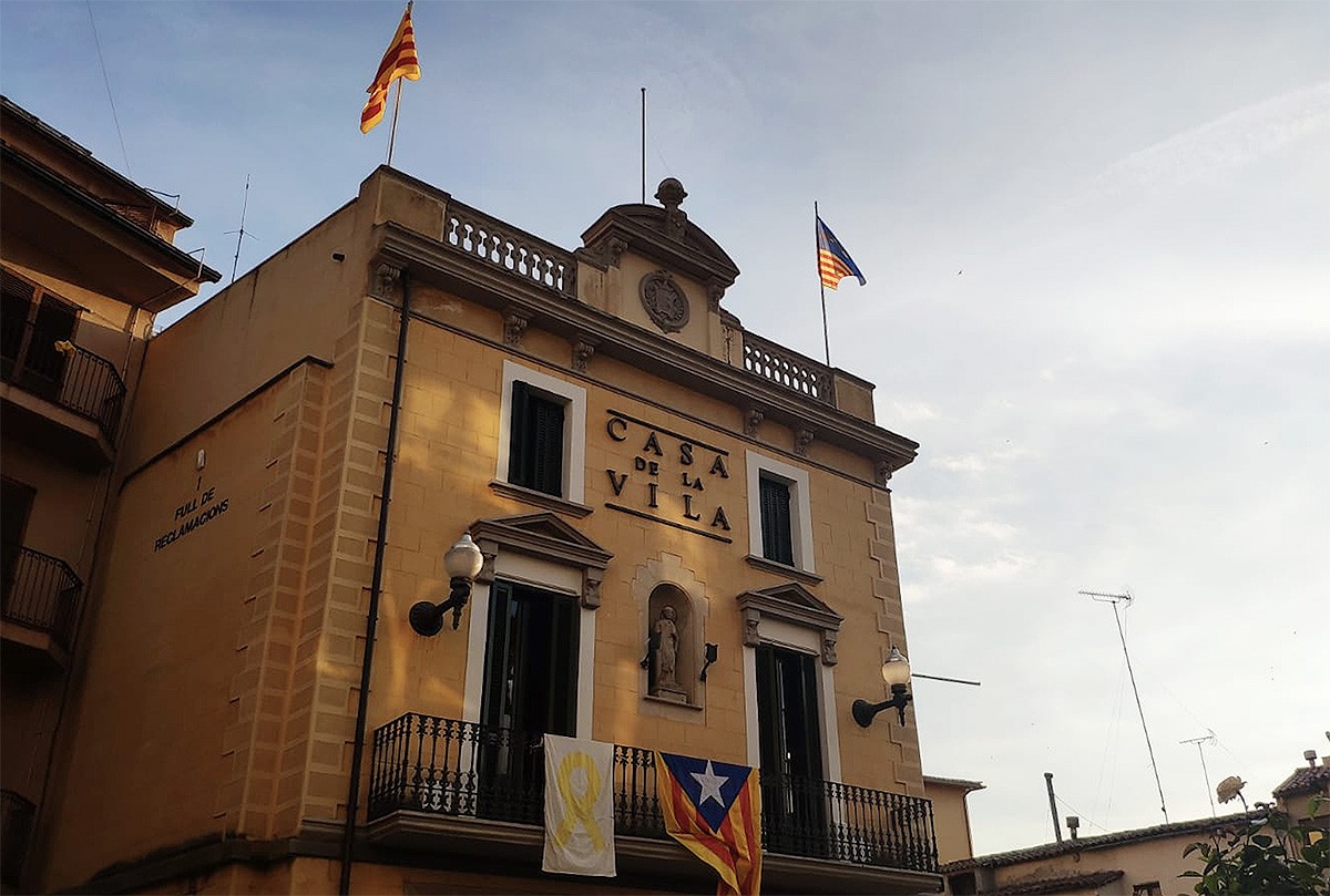 L'Ajuntament de Torelló, sense la bandera espanyola.