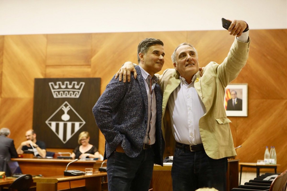 Carles Bosch i Lluís Monge, fent-se un 'selfie' al darrer ple de mandat