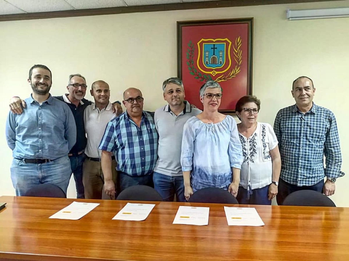 Tots els membres del nou govern de l'Ajuntament de Vilallonga del Camp.