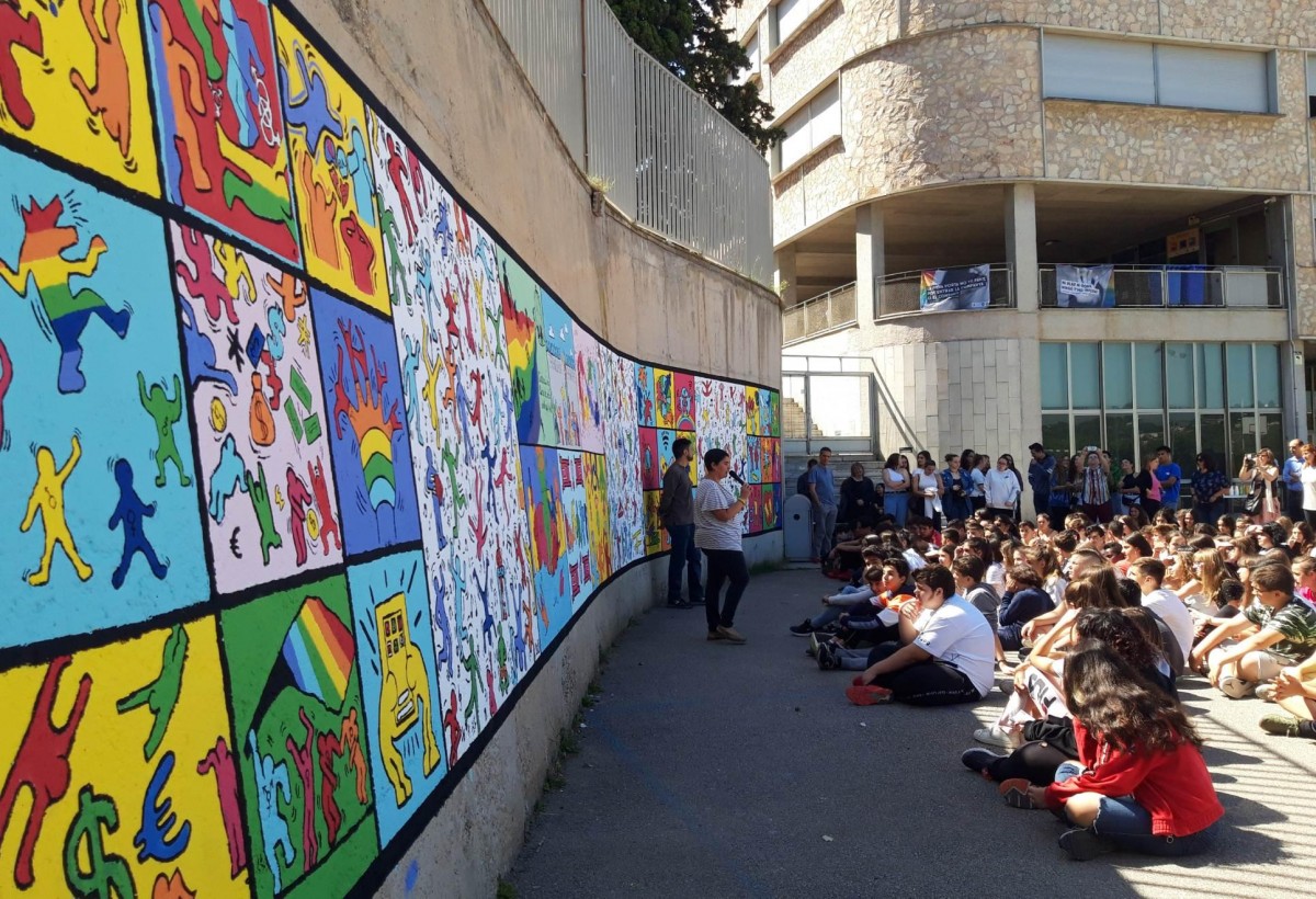 El mural #Desafiem l'assetjament LGTBIfòbic de l'INS La Serreta