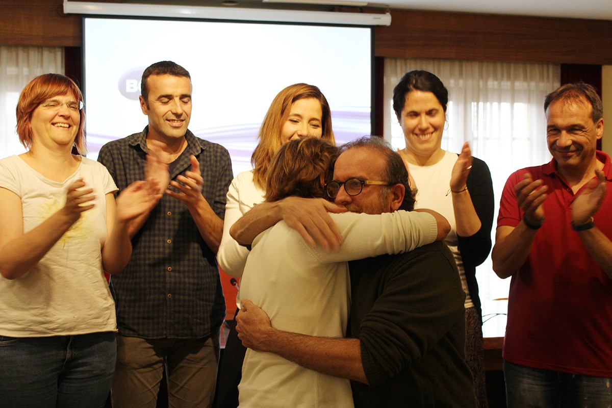 L'abraçada de Judit Sardà i Amadeu Lleopart després de signar l'acord.
