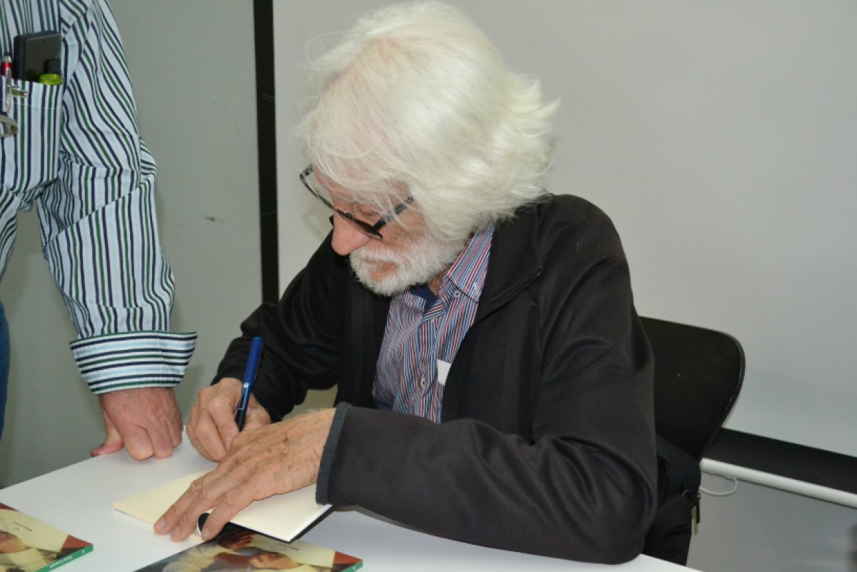 L'escriptor rubinenc Enric Larreula firmant el llibre