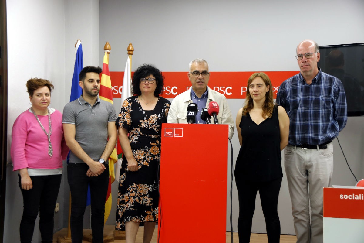 El cap de llista del PSC de Reus, Andreu Martín (centre), en roda de premsa amb els altres cinc regidors electes. 