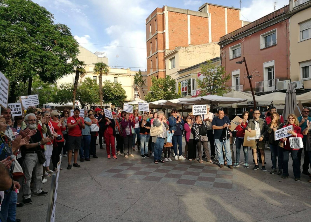 La manifestació contra el centre de menors al seu pas per la plaça Catalunya