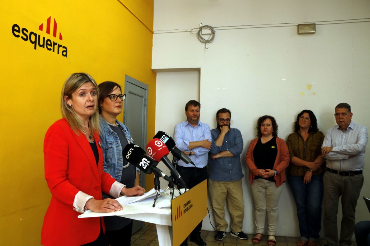 La cap de llista d'ERC a Reus, Noemí Llauradó, en roda de premsa, amb els altres cinc regidors electes al fons.