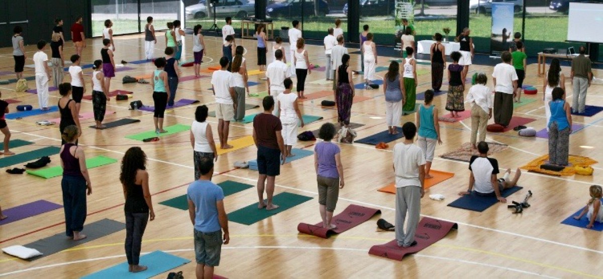 Un grup de persones practicant ioga