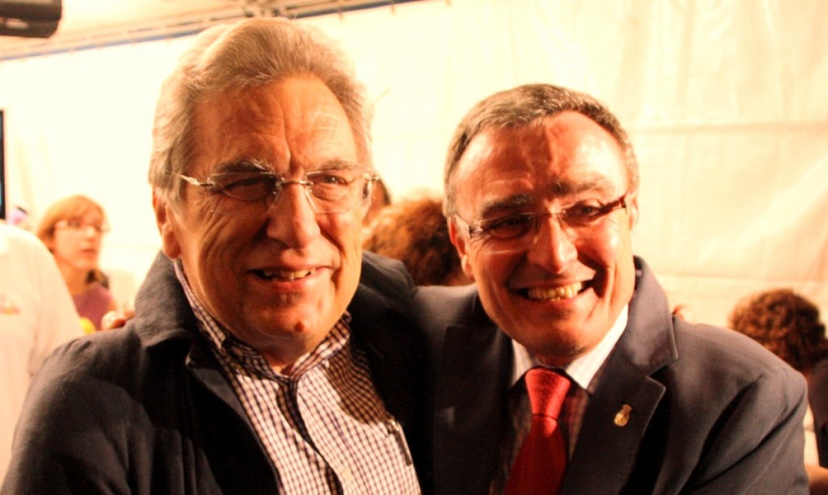 Antoni Siurana i Àngel Ros celebrant una victòria electoral