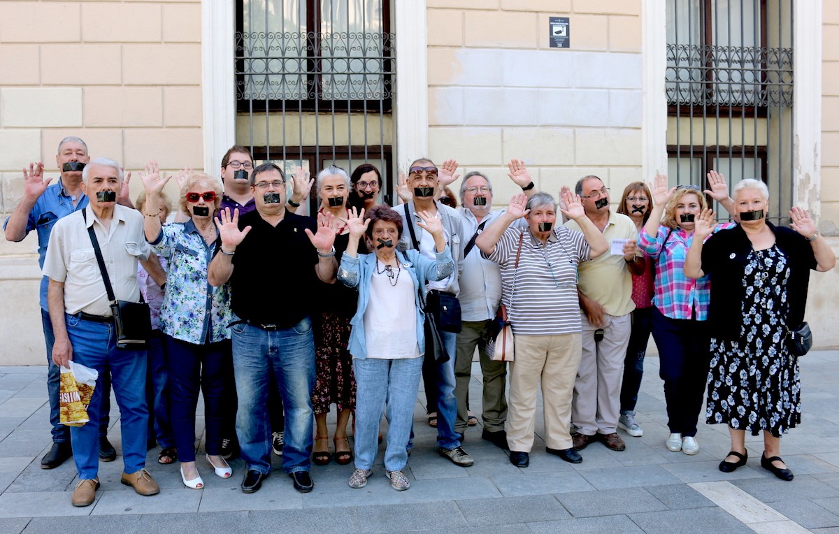 Membres d'Ara Sabadell davant l'Ajuntament, aquest dissabte.