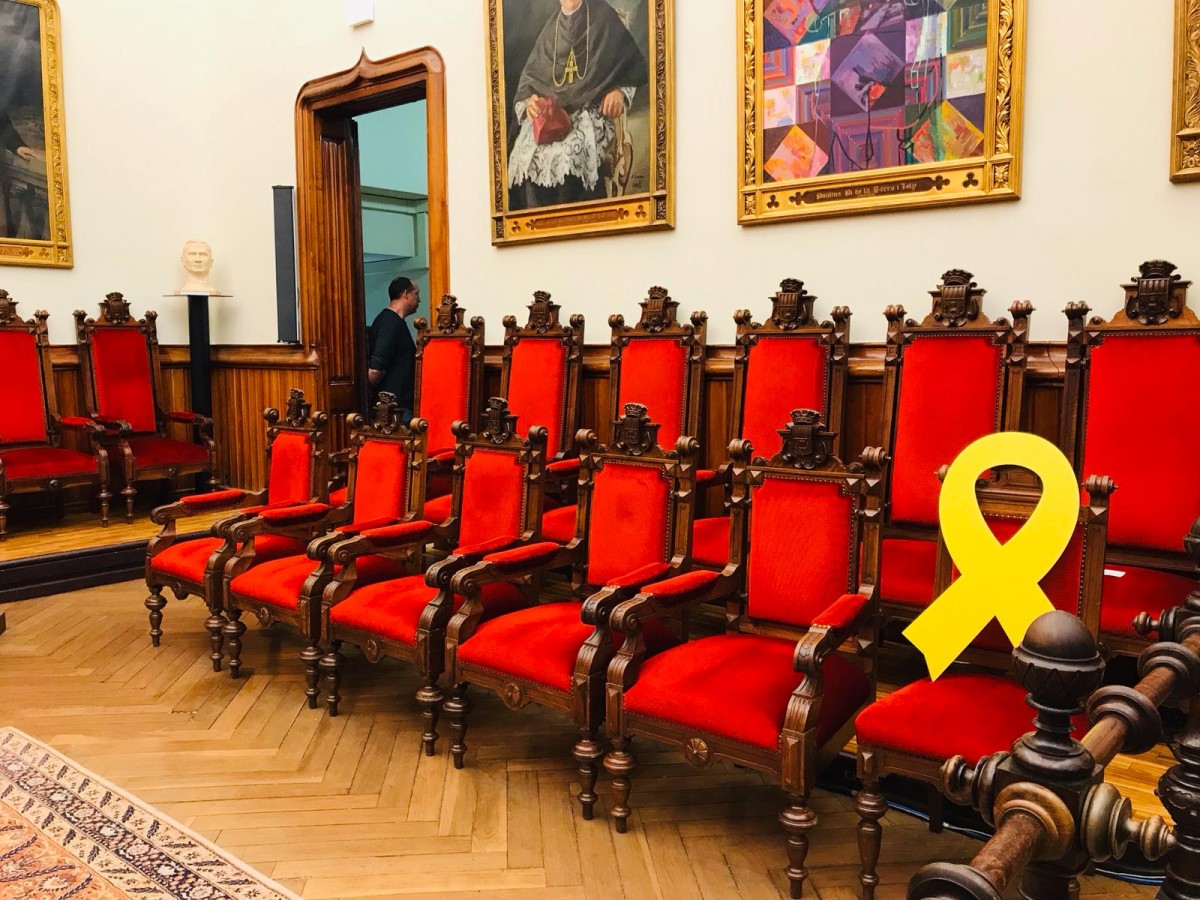 Llaç groc a la butaca de Lluís Puig a la sala de plens de Terrassa. 