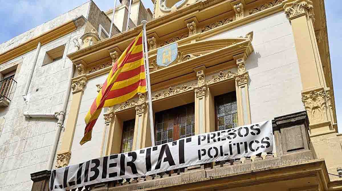 La pancarta de presos polítics, a l'Ajuntament de Palamós