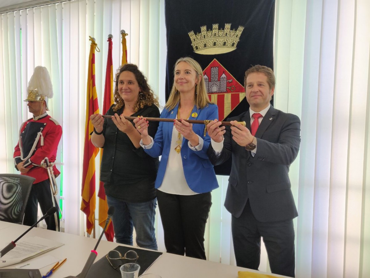 L'alcaldessa de Sant Cugat, Mireia Ingla, amb els regidors de la CUP i el PSC, Núria Gibert i Pere Soler.