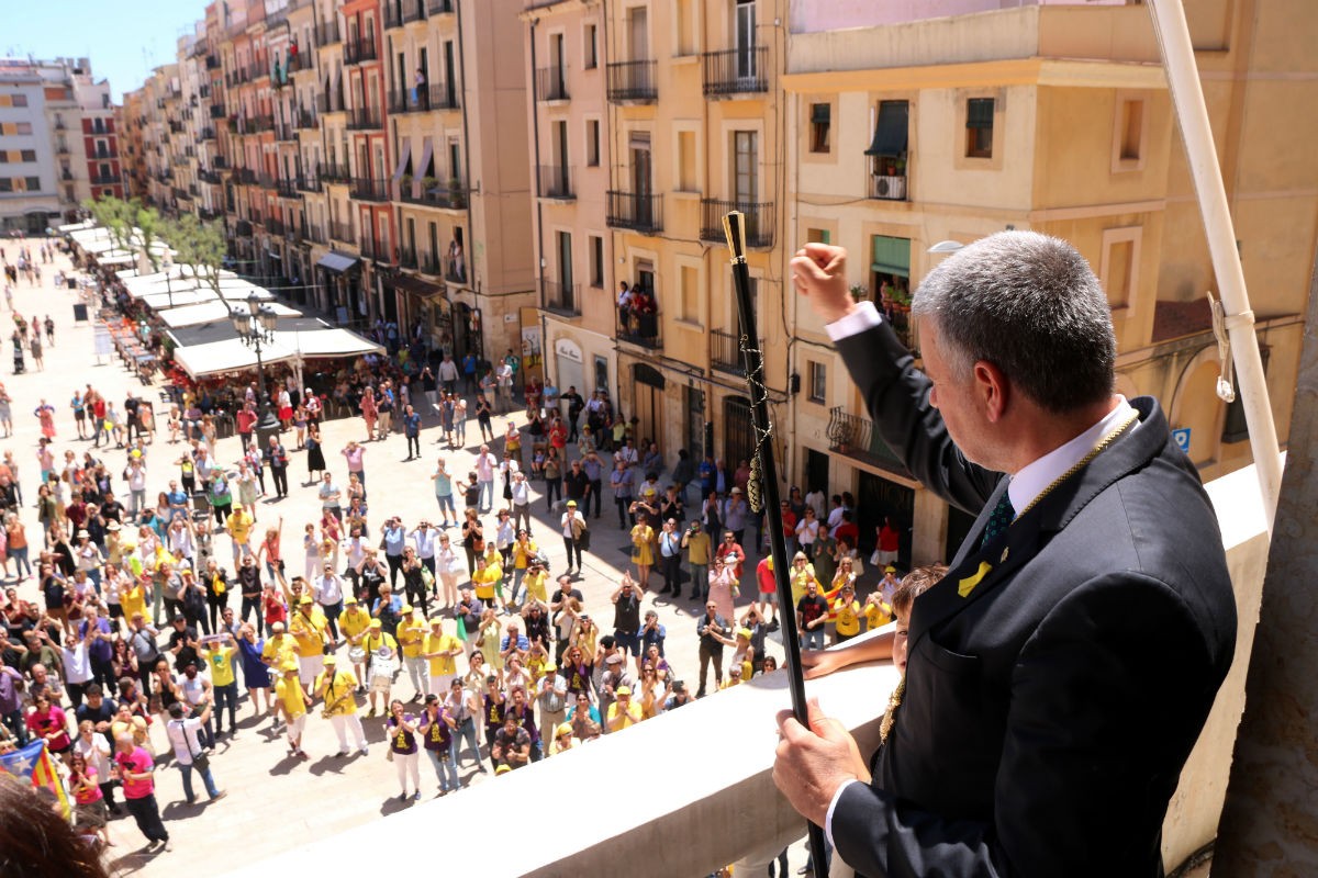L'alcalde de Tarragona, Pau Ricomà, sortint al balcó de l'Ajuntament després d'aconseguir el càrrec, al 2019.