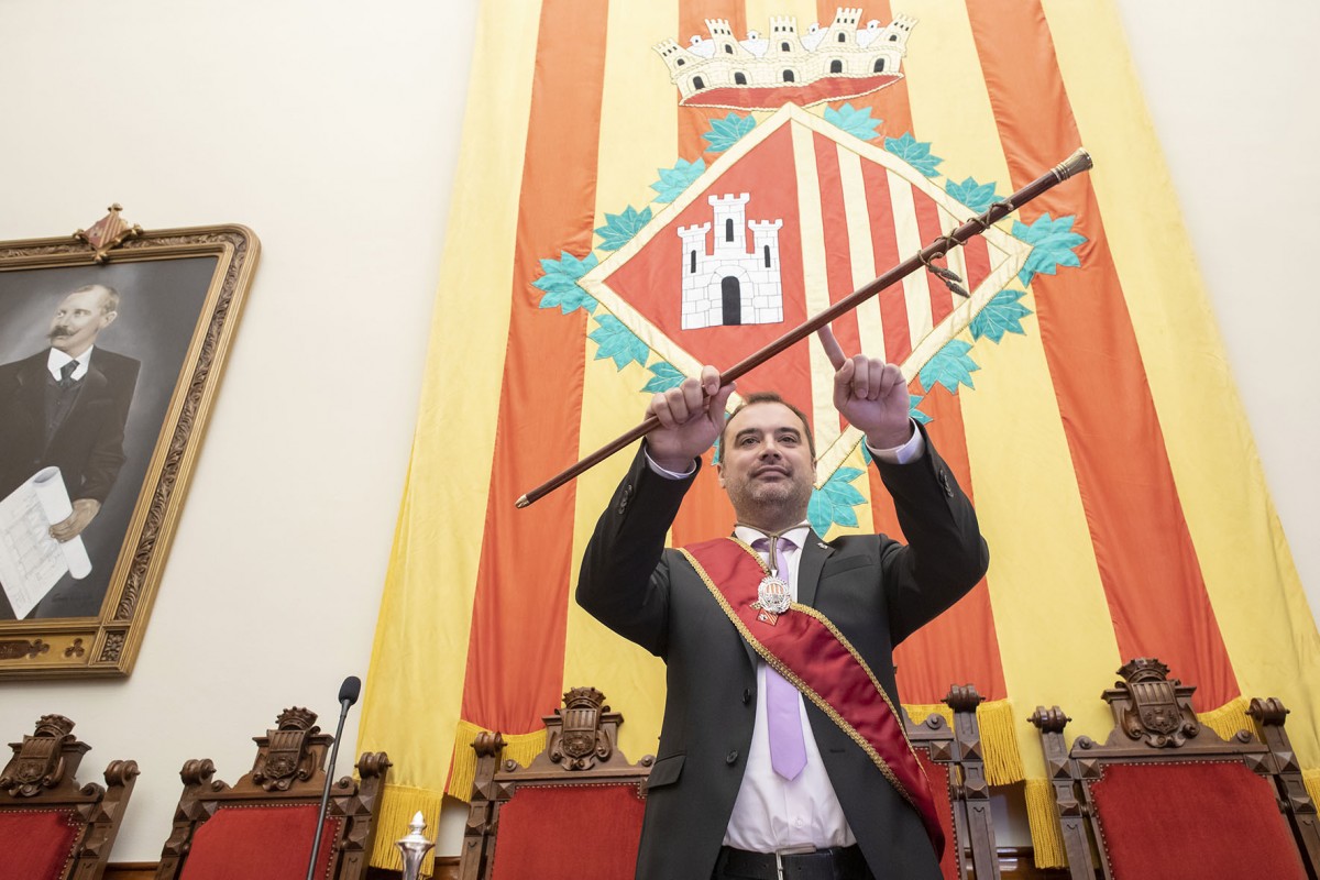 Jordi Ballart amb la vara d'alcalde de Terrassa. 