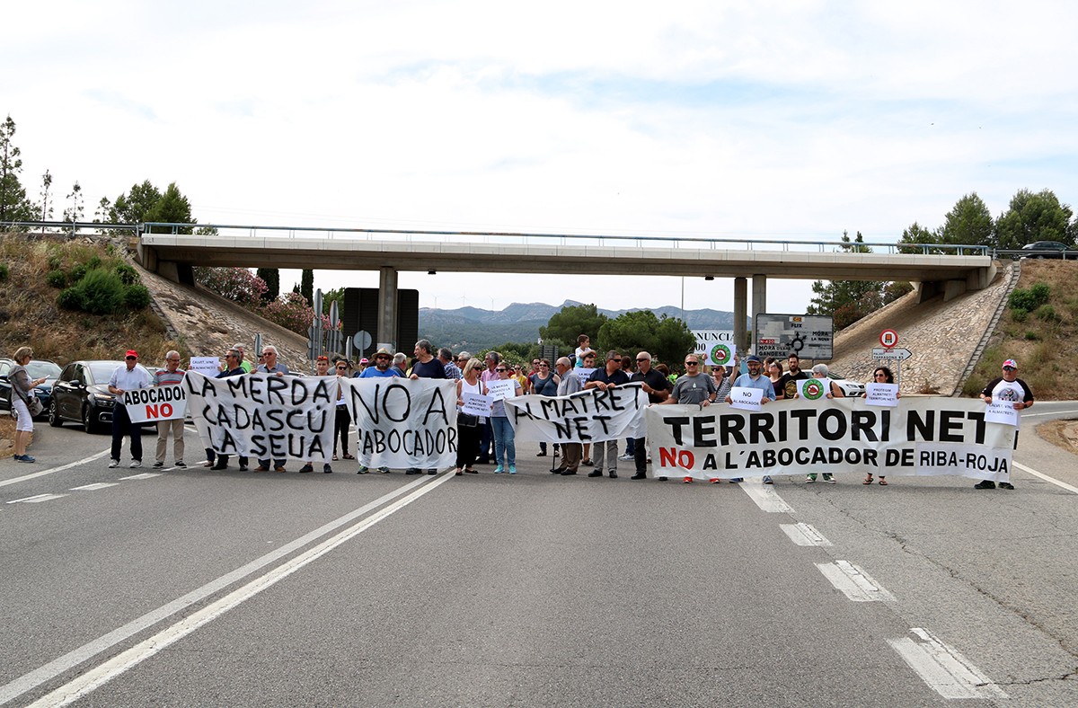 Els manifestants van fer un tall de carretera a Móra d'Ebre per rebutjar el projecte d'abocador que s'està construint a Riba-roja d'Ebre