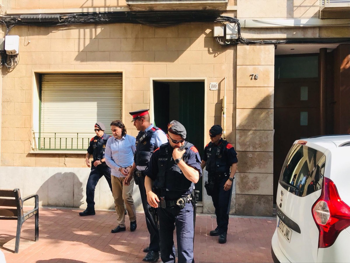 Jaume Badiella, sortint del domicili on s'ha trobat el cos de Mònica Borràs. 