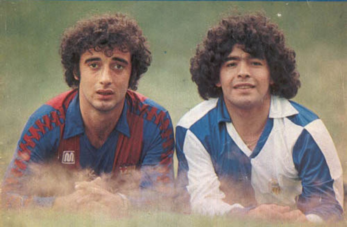 Fotografia de portada de «Don Balón» amb Osvaldo i Maradona, amb la samarreta del Sabadell