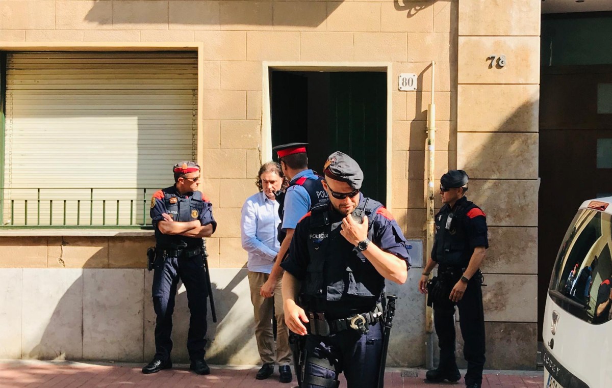 Jaume Badiella, sortint del domicili on s'ha trobat el cos de Mònica Borràs. 