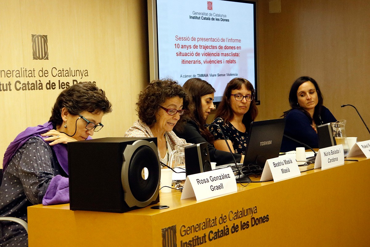 La presidenta de l'Institut Català de les Dones, Núria Balada, amb les especialistes de Tamaia Rosa González, Beatriu Masià, Rakel Escurriol i Carme Vidal