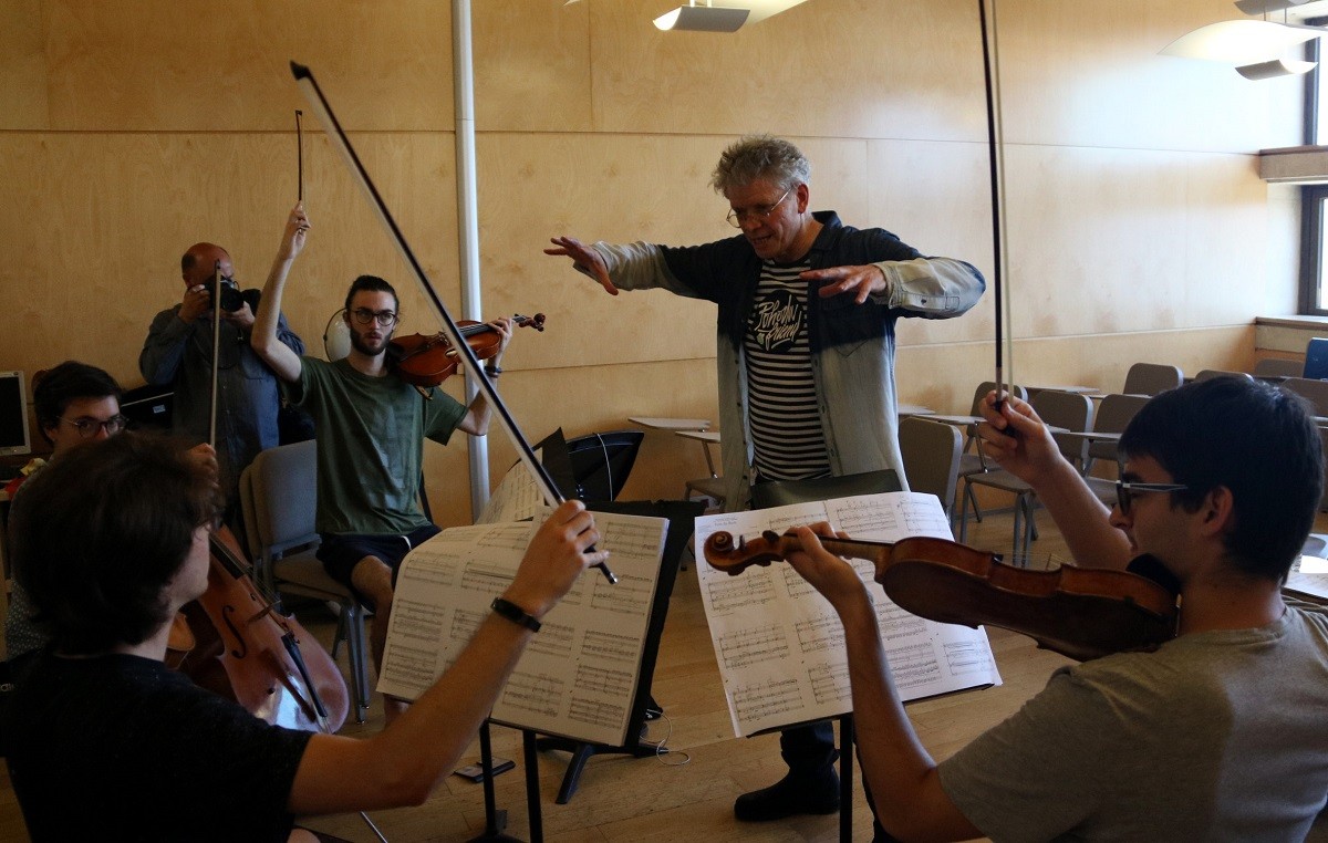 David Harrington, violí i cara visible del Kronos Quartet, dirigeix una classe amb un quartet d'alumnes de l'ESMUC.