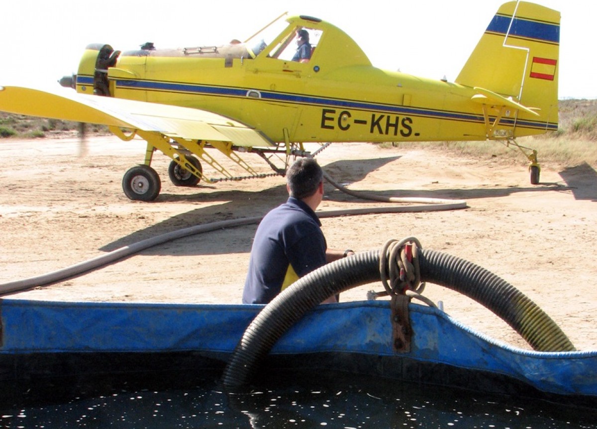 Un moment de l'operació de càrrega de l'avioneta que fa els tractaments aeris contra el mosquit al Delta de l'Ebre, en una imatge d'arxiu.