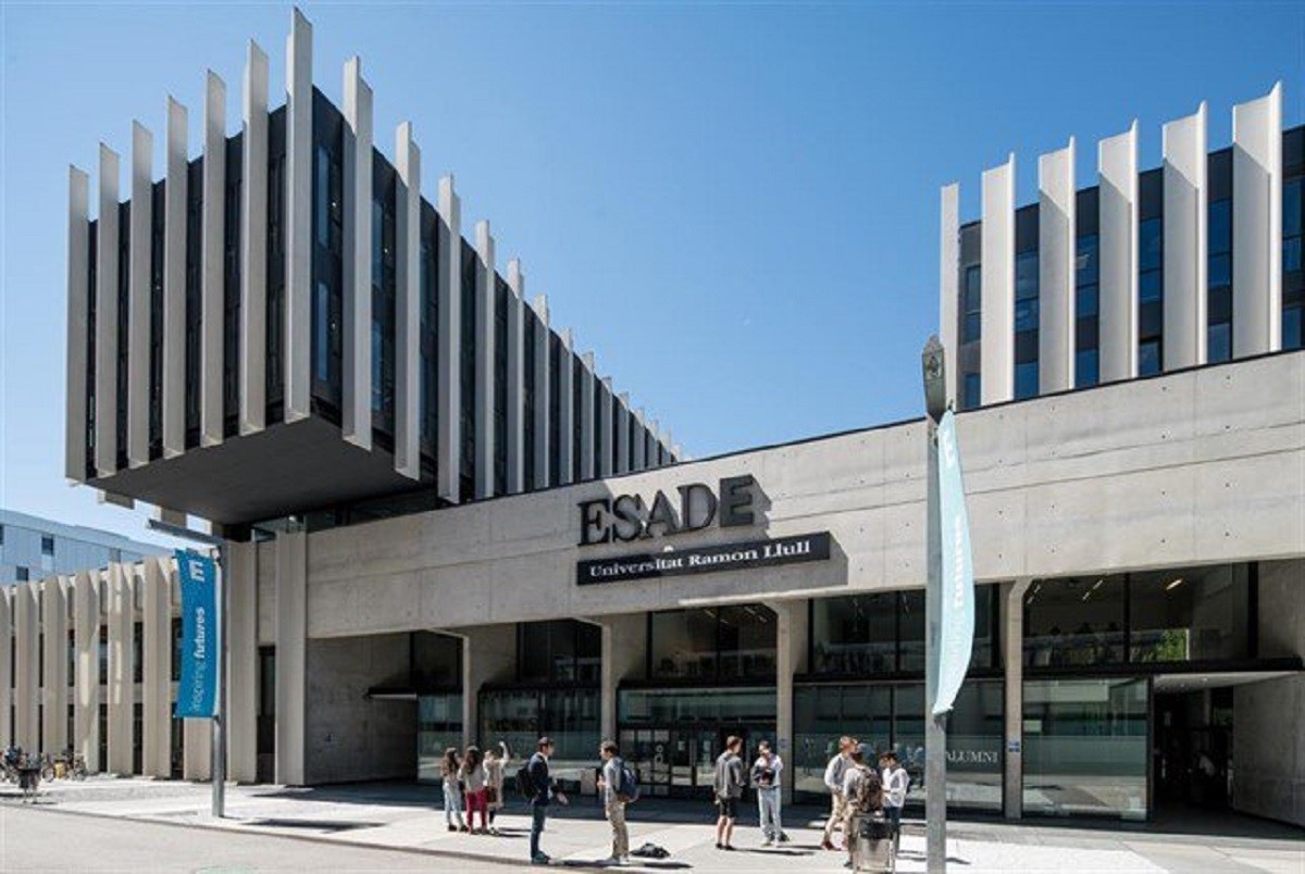 Façana exterior de la facultat d'ESADE a Sant Cugat del Vallès