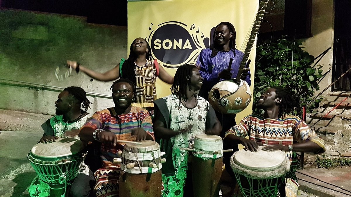 Djilandiang, el grup de percussió d'origen senegalès va guanyar-se la complicitat del públic anit a Berga.