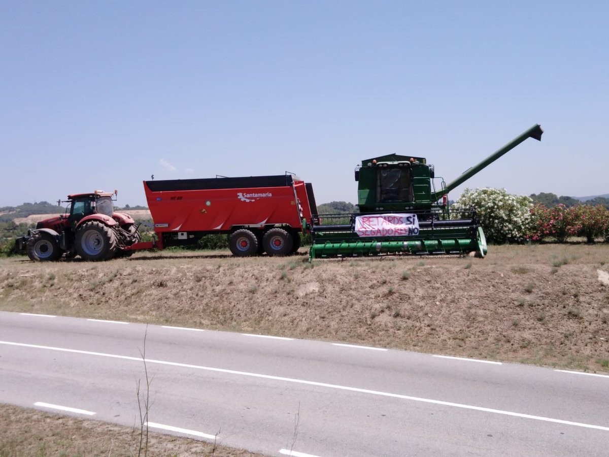 Aturada de tractors i recol·lectores a la urbanització de can Costa, a Rubí
