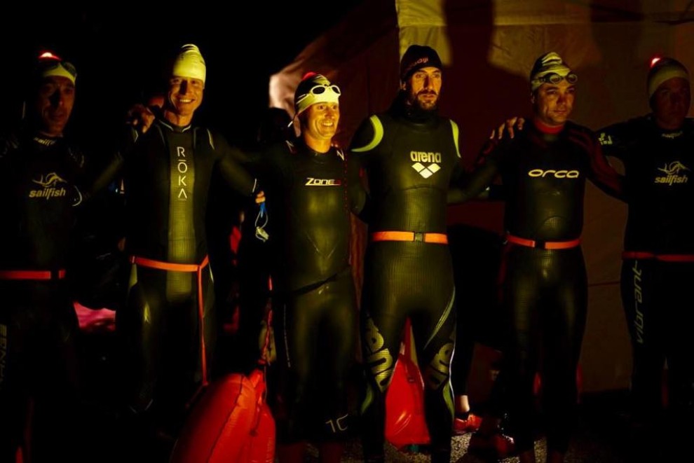 Els participants, a punt d’iniciar la cursa, de nit, a les aigües de Terradets