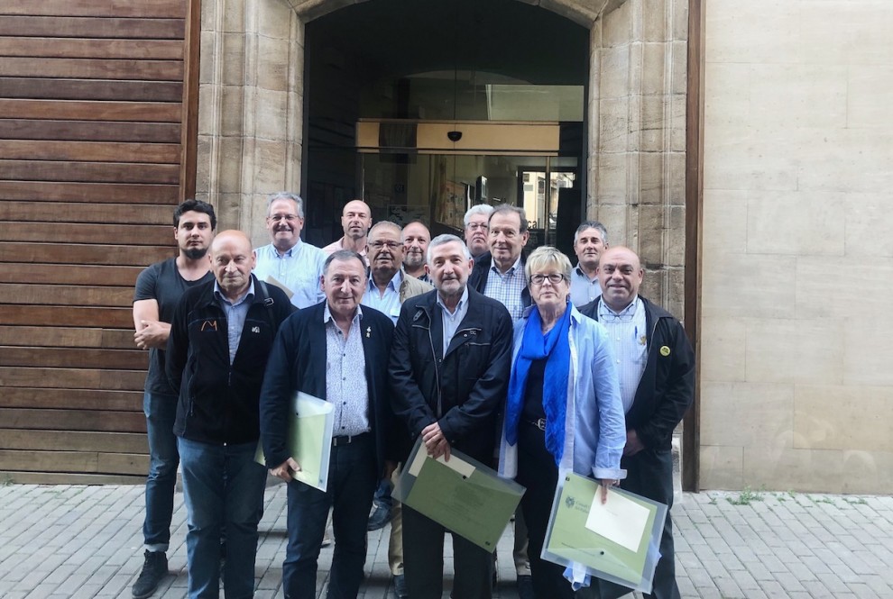 Els alcaldes del Jussà, a la porta de la seu del Consell Comarcal