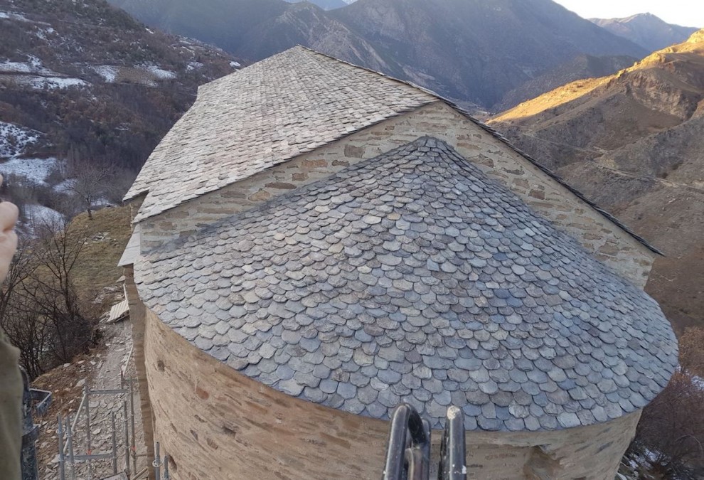 Imatge de la teulada restaurada de l’església