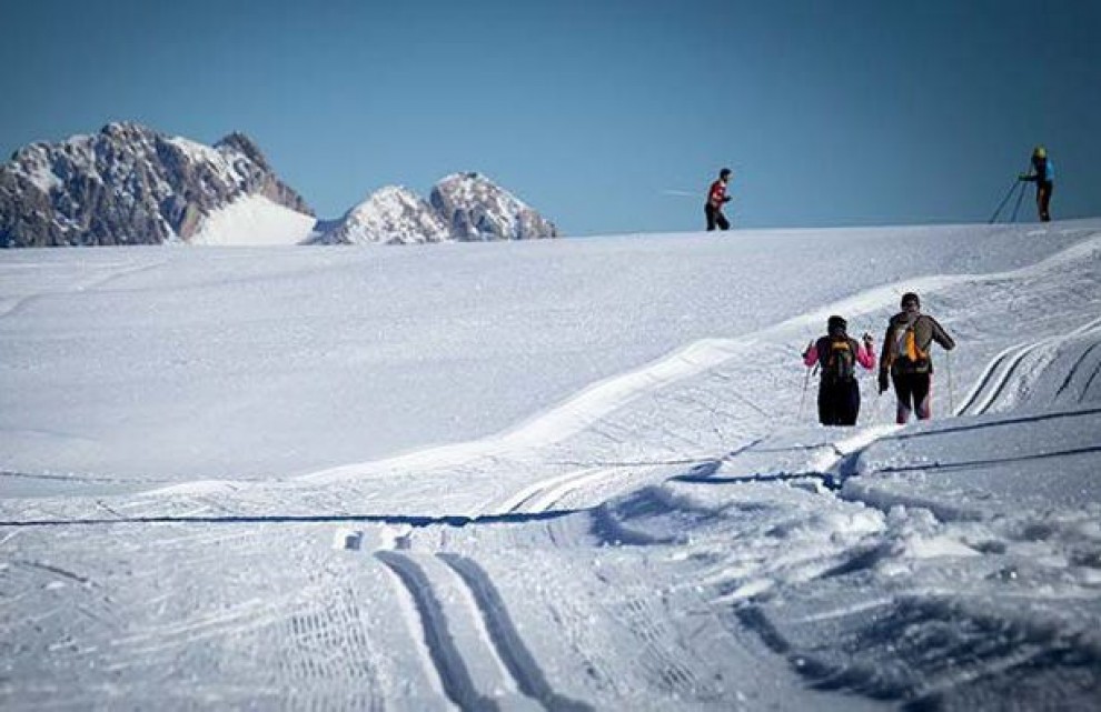 Un grup de persones practicant l’esquí nòrdic en imatge d'arxiu
