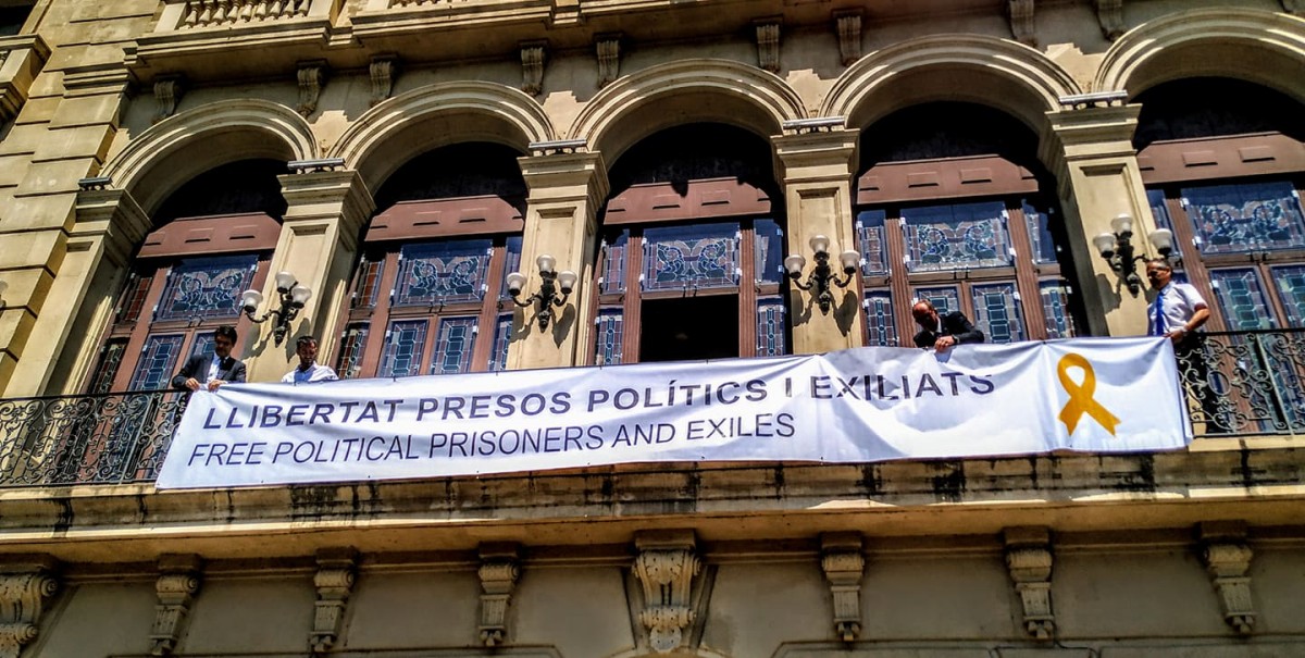 Imatge de la pancarta en solidaritat amb els presos polítics 