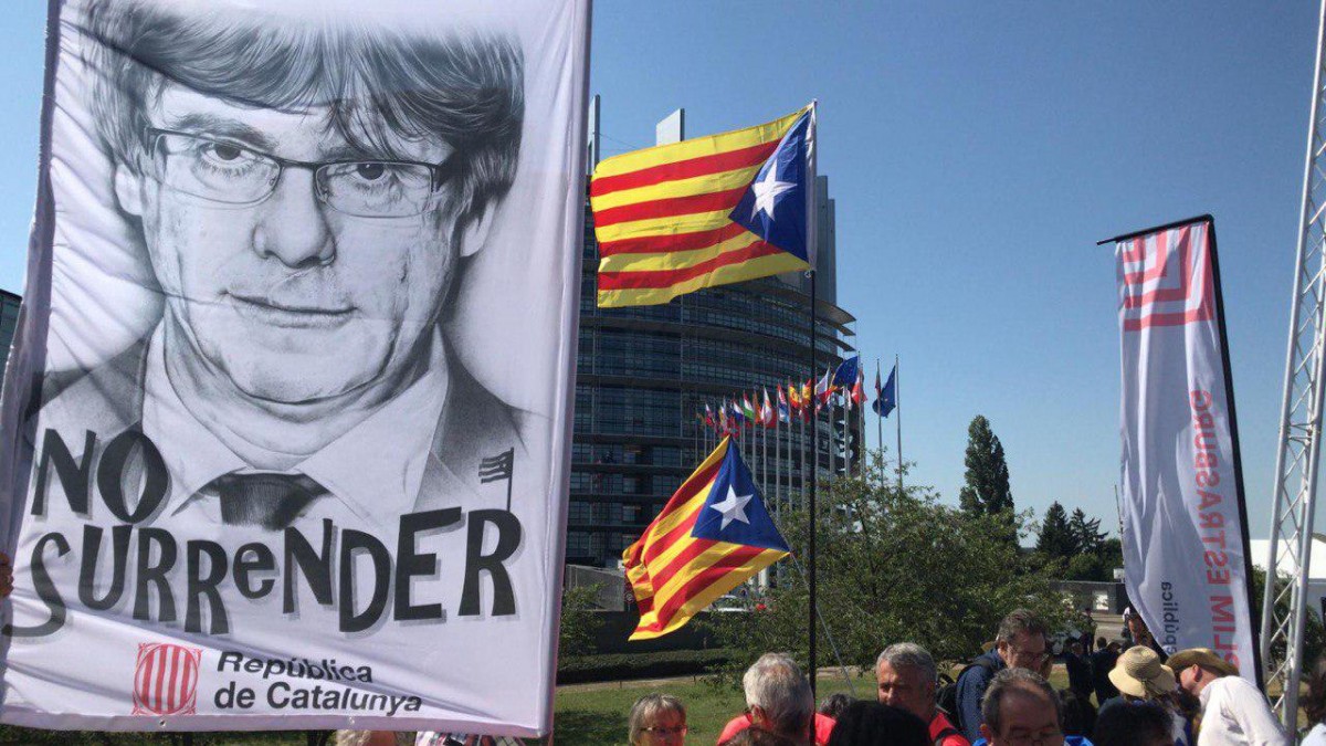 Una pancarta de Puigdemont, davant del Parlament Europeu