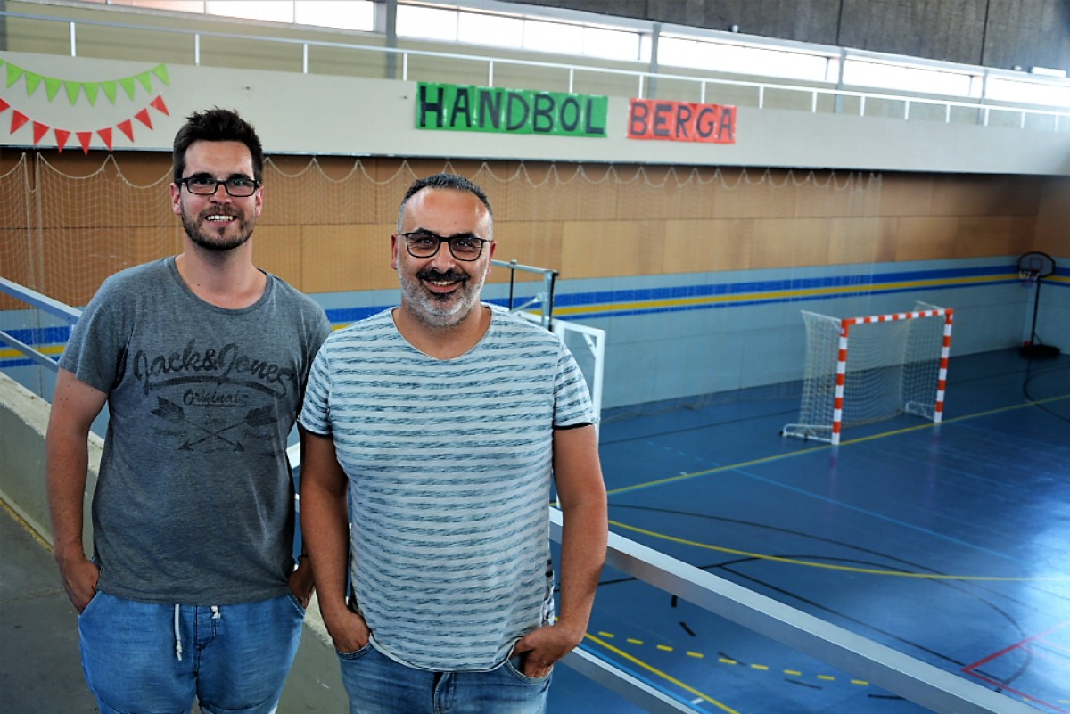 El president Marc Pons i el segon entrenador Sergi Hernàndez al pavelló de Berga.