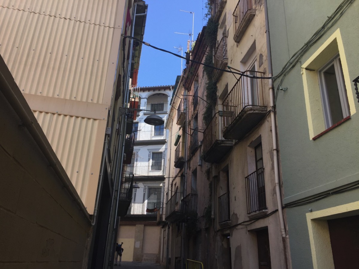 Els tres edificis que demoliran al carrer Lliberada Ferrerons aboquen al carrer del Sastres.
