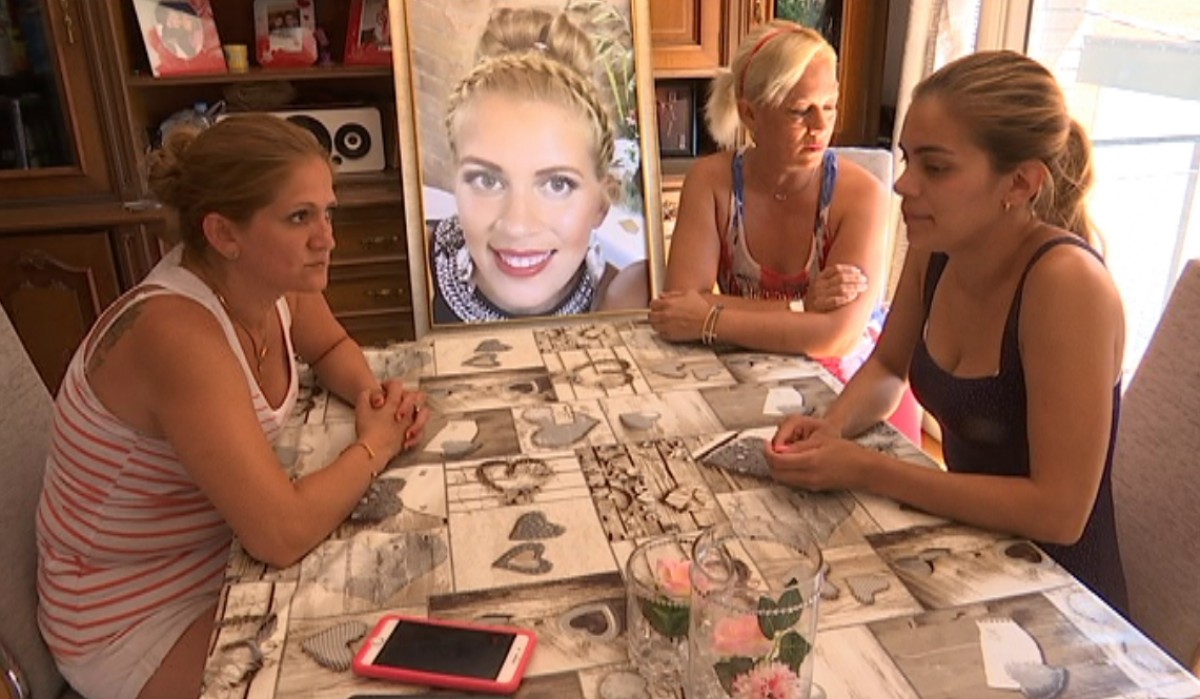 La germana i familiars de Vianca Roca, a la casa familiar amb una imatge de la jove.