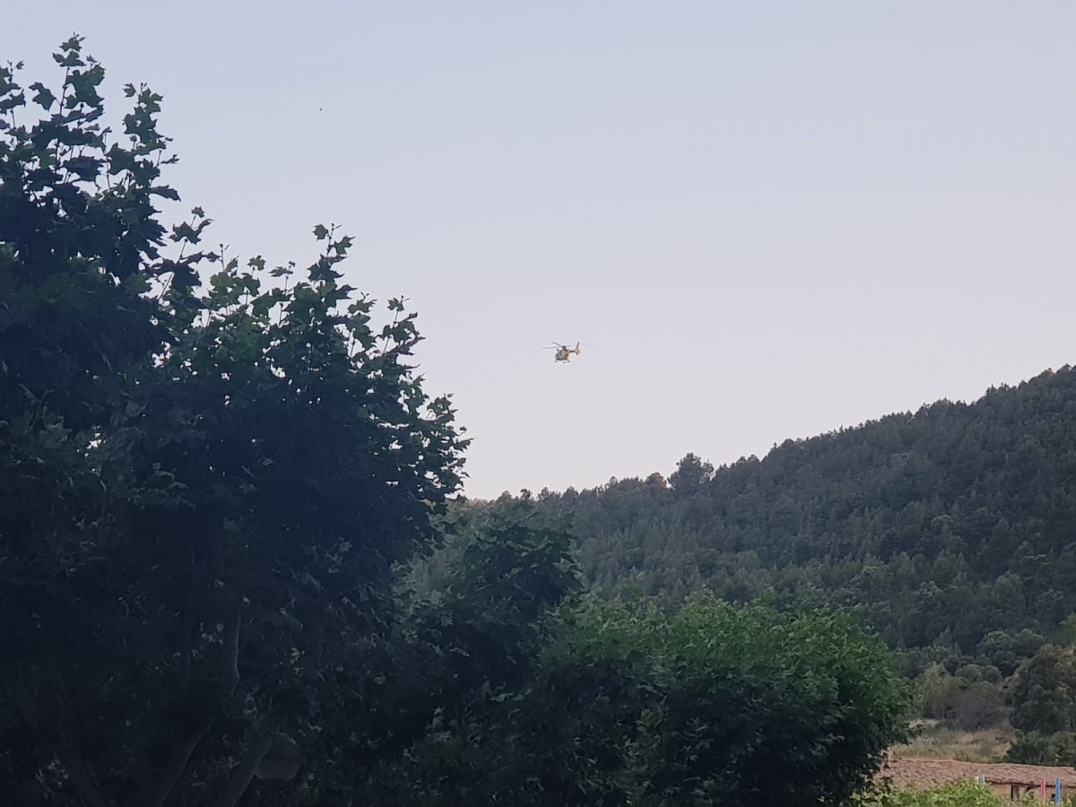 L'helicòpter de recerca sobrevolant Puig-reig divendres a la tarda.