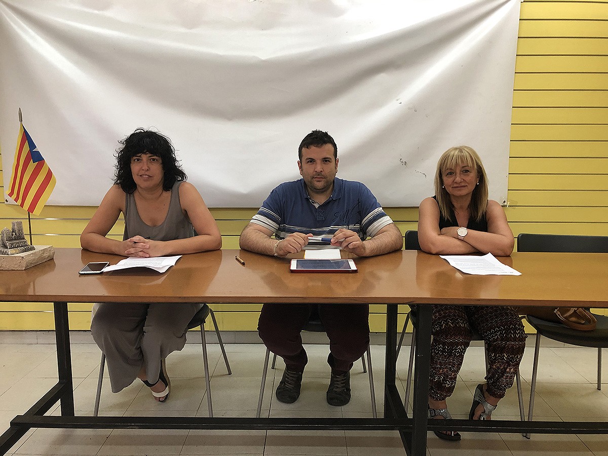 Chantal Pérez, Roger Bosch i Nani Mora durant la roda de premsa d'ERC Ripoll