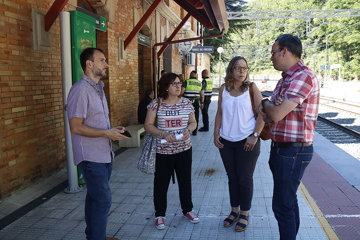Representants locals del Ripollès a l'estació de trens de Ribes de Freser aquest matí